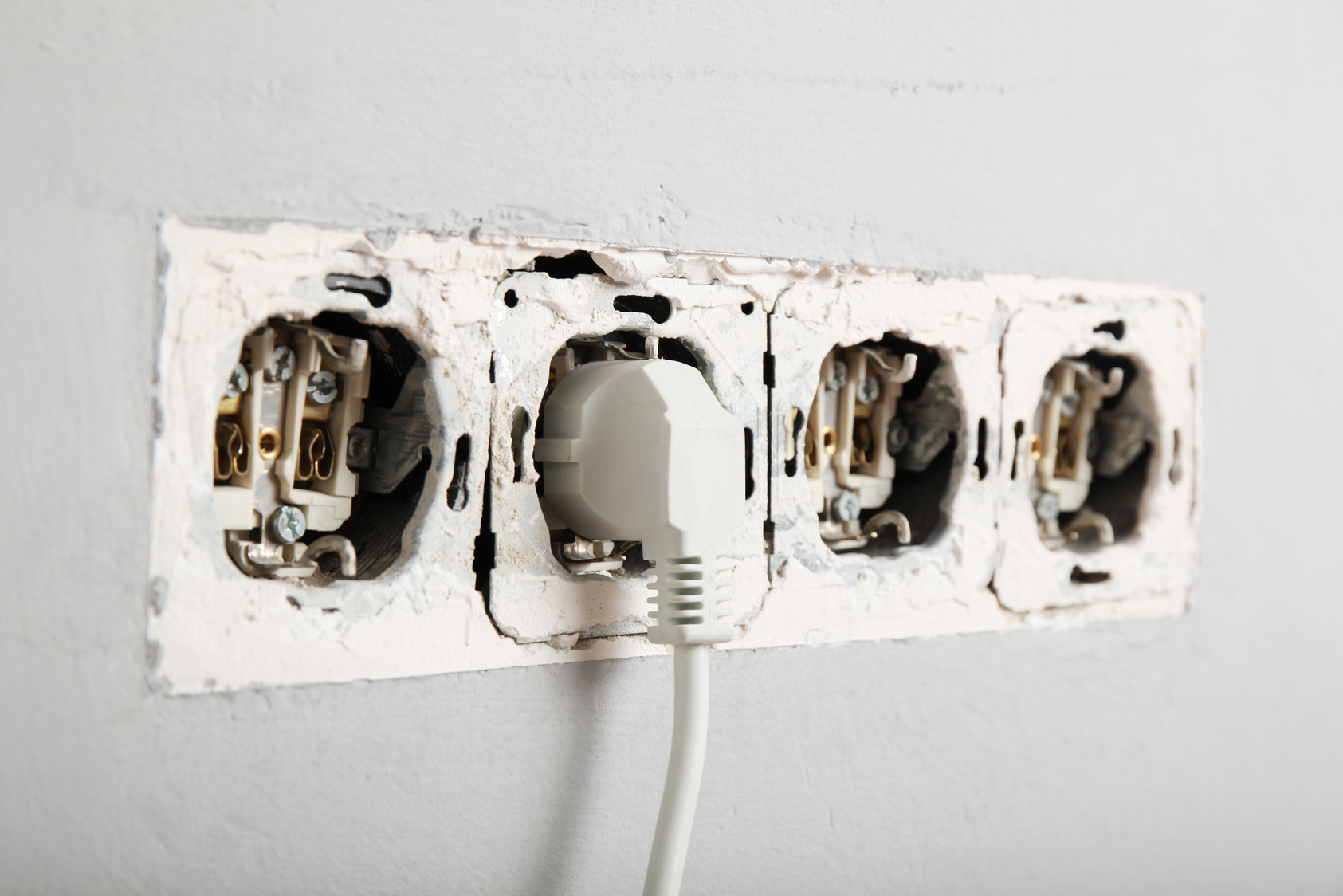 Electrical short circuit, dangerous use of electricity. Damaged socket in the wall